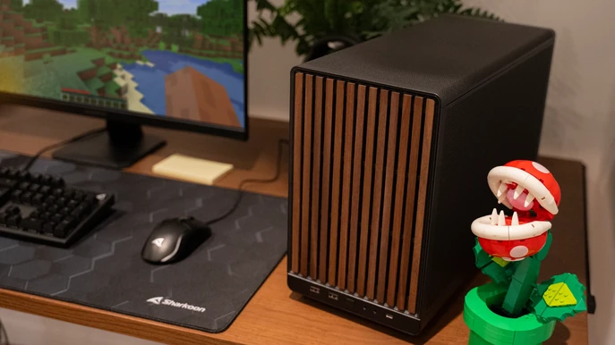 PC ALTERNATE Gamer Casual sur bureau gaming avec Minecraft à l'écran