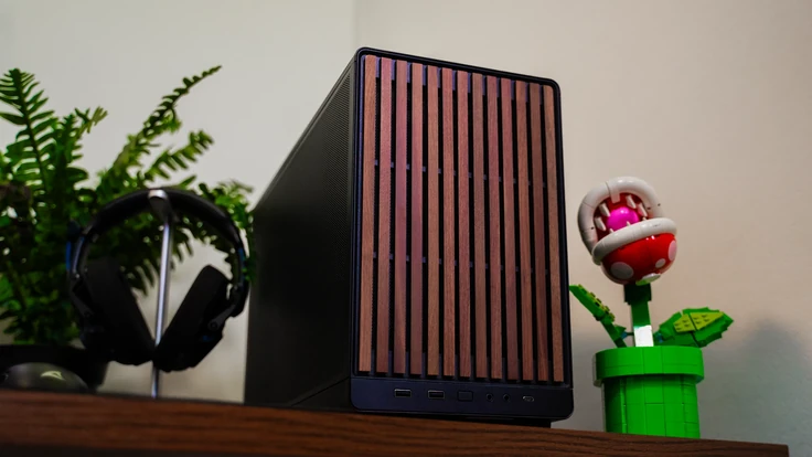 PC ALTERNATE Gamer Casual sur étagère avec casque, vue latérale