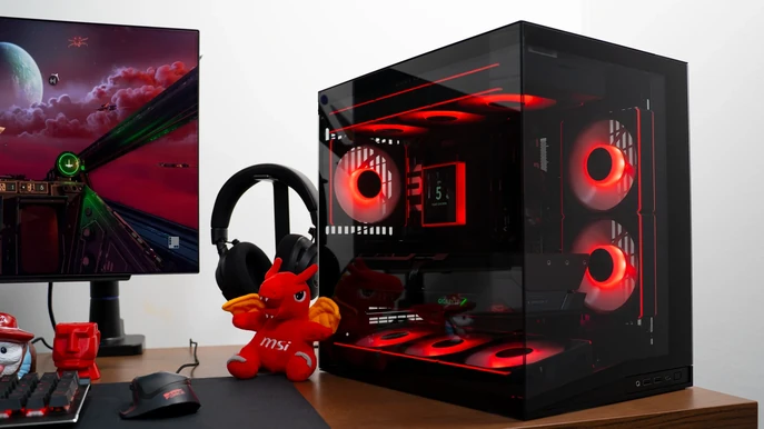 PC ALTERNATE Gamer Pro avec éclairage RGB rouge sur bureau gaming avec casque