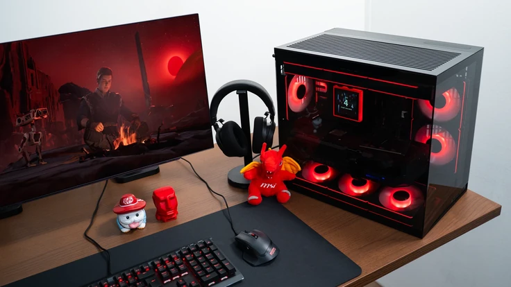 Setup gaming ALTERNATE Gamer Pro avec éclairage LED rouge et jeu à l'écran