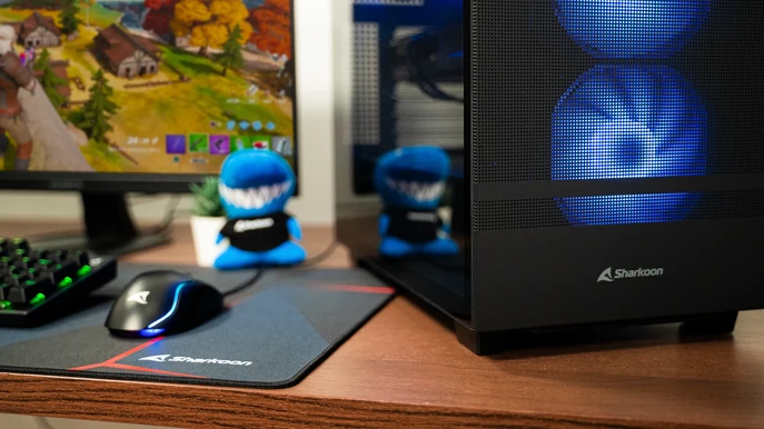 PC ALTERNATE Gamer Starter avec éclairage LED bleu sur bureau gaming
