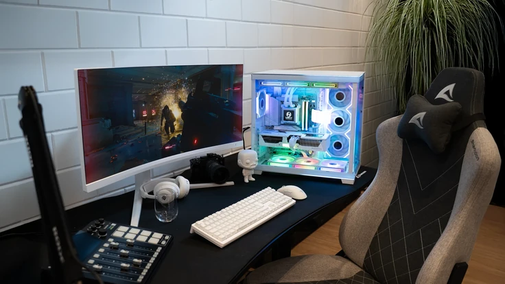 Setup gaming ALTERNATE Pure Lian Li avec moniteur incurvé et chaise gaming