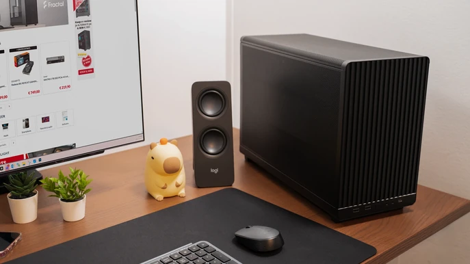 PC ALTERNATE Home Basic sur bureau à côté d'un moniteur, clavier et souris