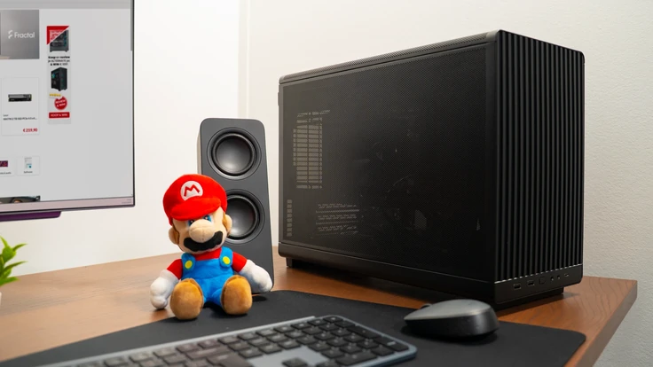 PC ALTERNATE Home Basic sur bureau avec moniteur et clavier, vue latérale