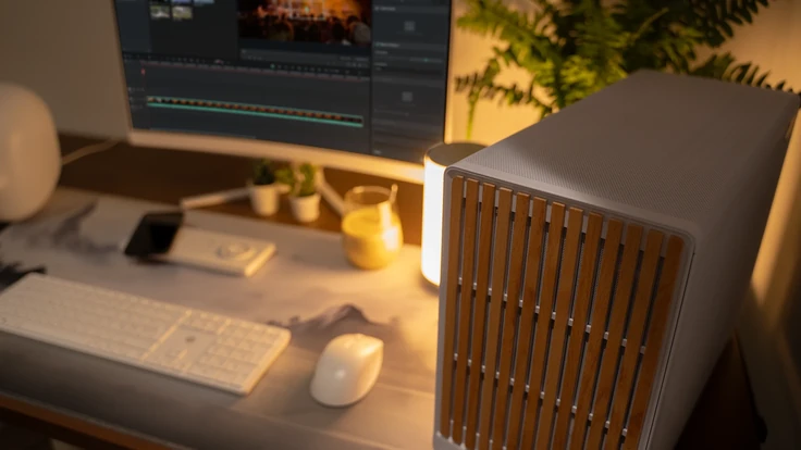 PC ALTERNATE Home Deluxe avec accents en bois sur bureau élégant en lumière tamisée