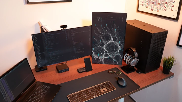 Installation ALTERNATE Workstation AI avec plusieurs moniteurs et visualisation IA vue du dessus