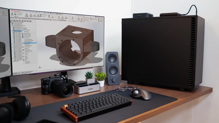 ALTERNATE Workstation CAD à côté d'un moniteur avec modèle 3D SolidWorks