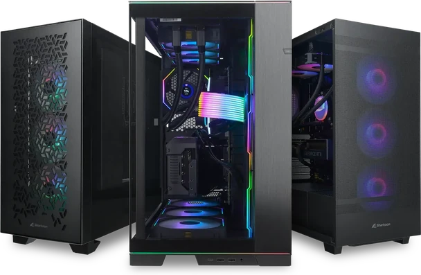 Trois PC gaming ALTERNATE avec panneaux latéraux en verre et éclairage RGB
