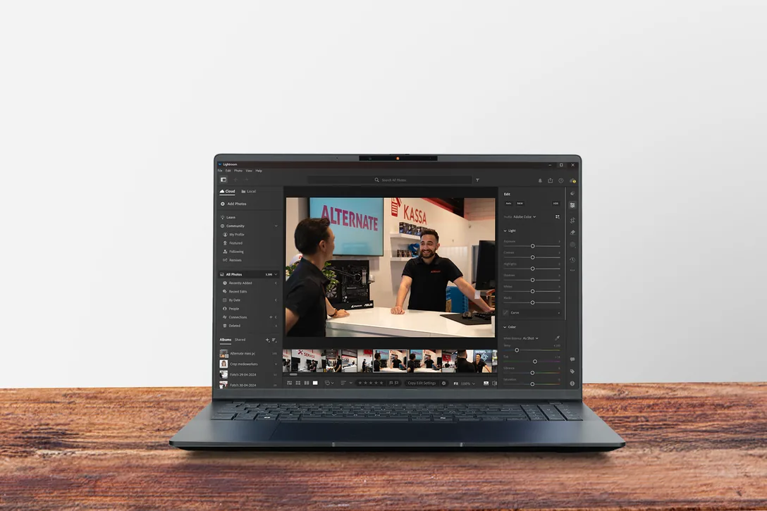 PC portable sur un bureau en bois avec une photo en cours de retouche dans Adobe Lightroom