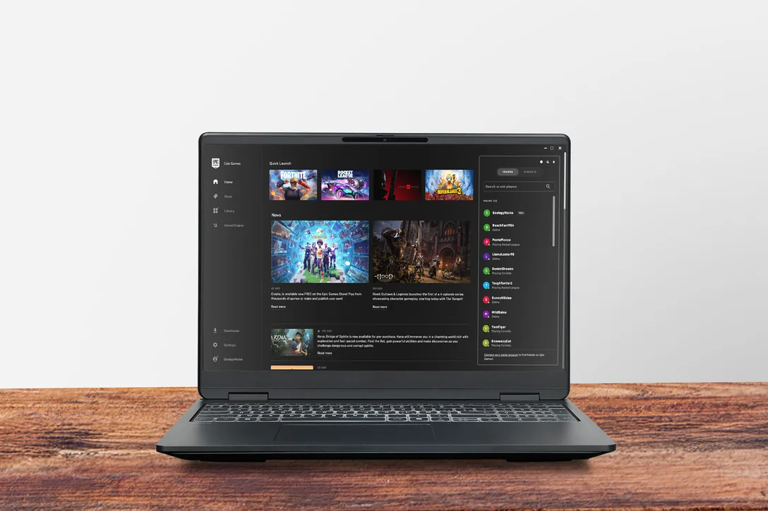 PC portable sur un bureau en bois affichant le launcher Epic Games et une série de jeux