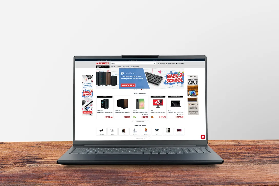 PC portable sur un bureau en bois affichant la boutique en ligne ALTERNATE