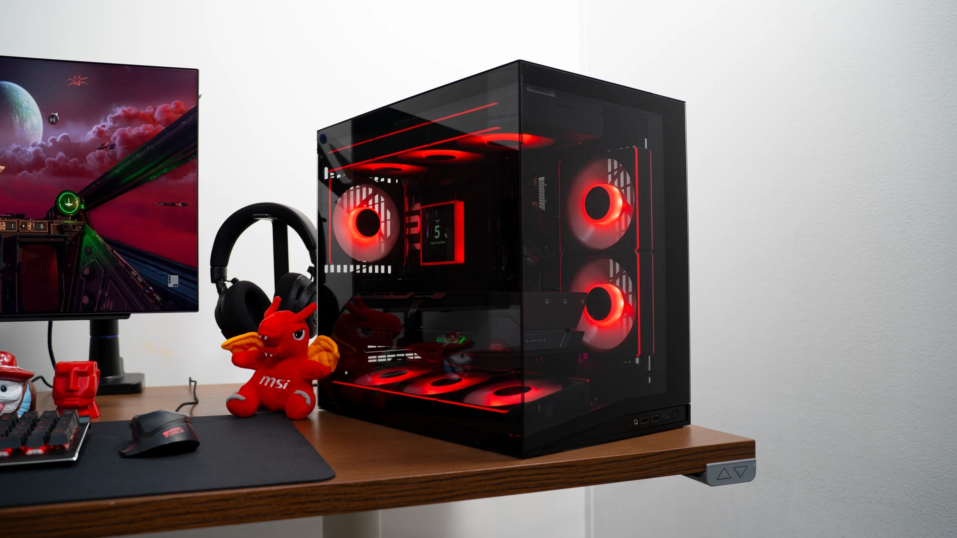 PC gaming avec panneau latéral en verre et éclairage RGB rouge