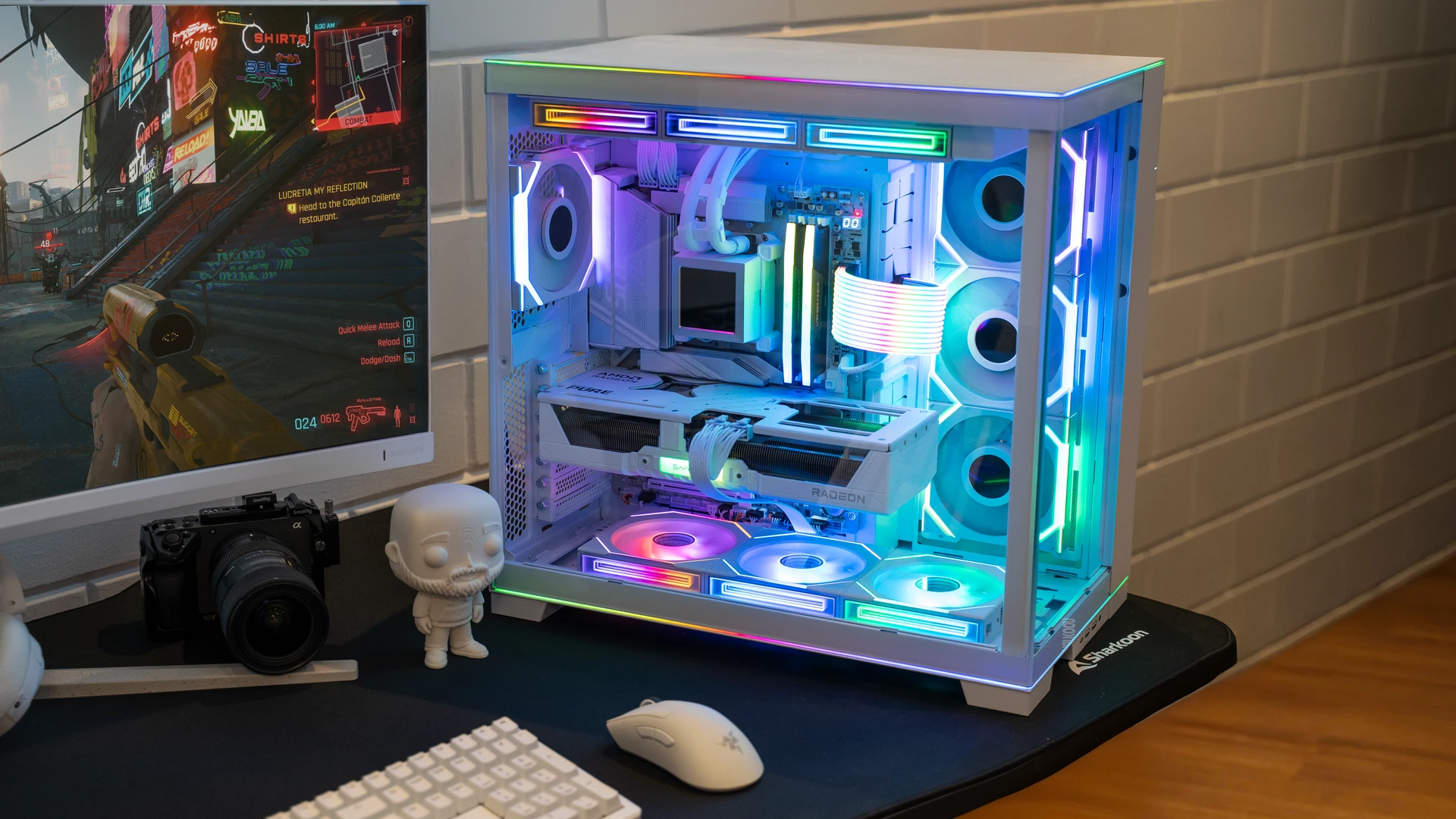 PC gaming blanc avec éclairage RGB dans un setup gaming complet
