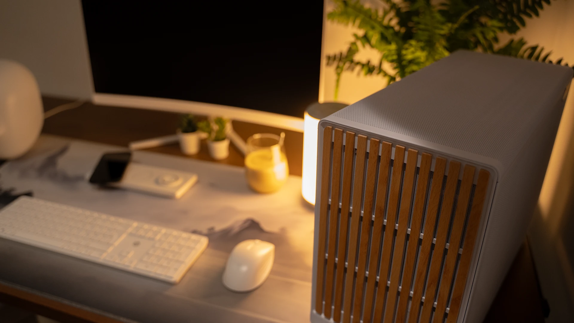 PC noir avec ventilateurs RGB bleus sur un bureau