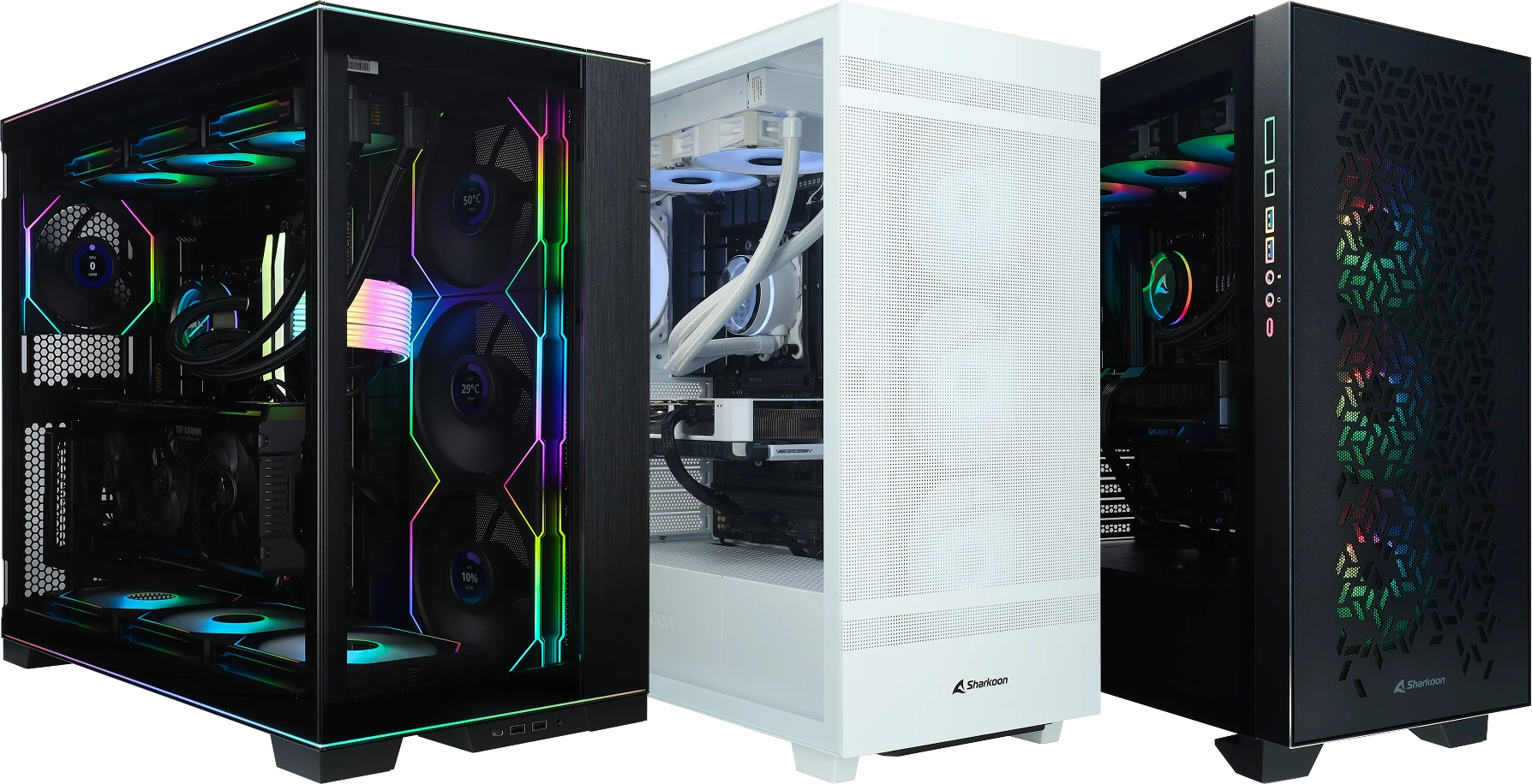 Trois PC gaming de bureau côte à côte avec panneaux latéraux en verre et éclairage RGB; à gauche et à droite des boîtiers noirs, au milieu un boîtier blanc avec composants internes visibles.